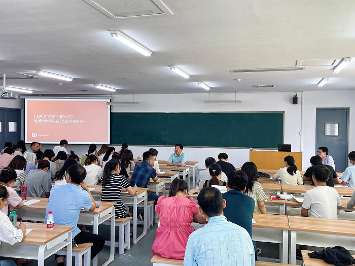 8.房校长做专题培训总结.png