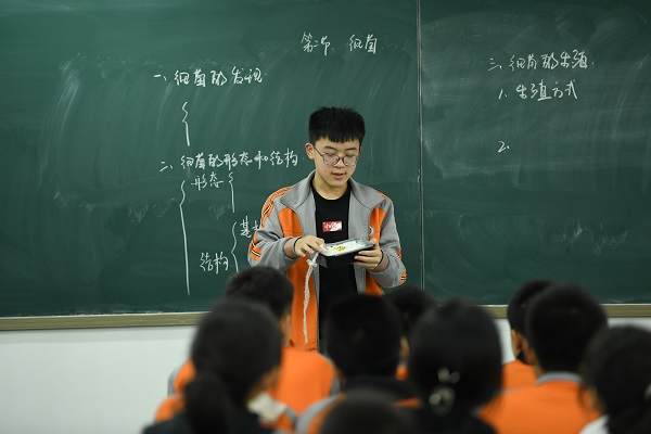2八年级生物学生展示.jpg