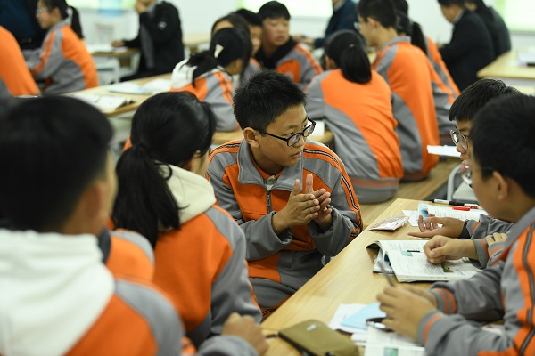4八年级物理学生合作探究.jpg