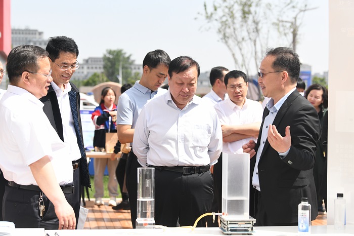 5祁文华副市长听取方圆器原理介绍.jpg