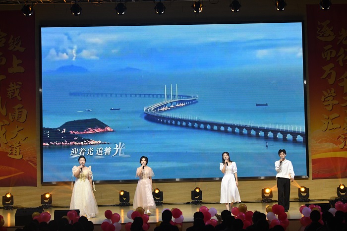 1762823165484018567.jpg 10.向光而行.jpg