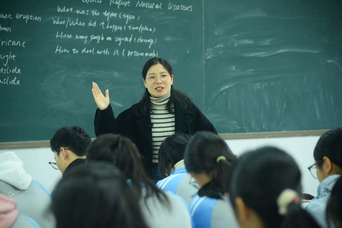 9英语周莉老师.jpg